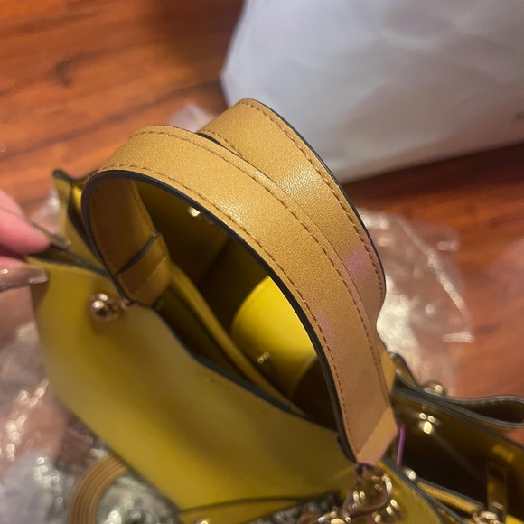 Aldo Yellow Medium Bag | Almost New | Handbag & Crossbody - Picture 6 of 11